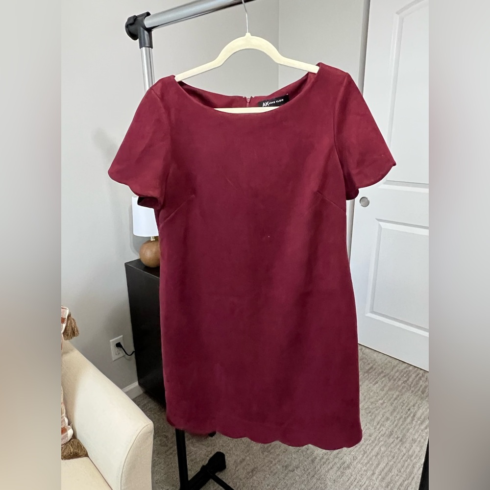 Anne Klein, short sleeve knee-length scalloped dress